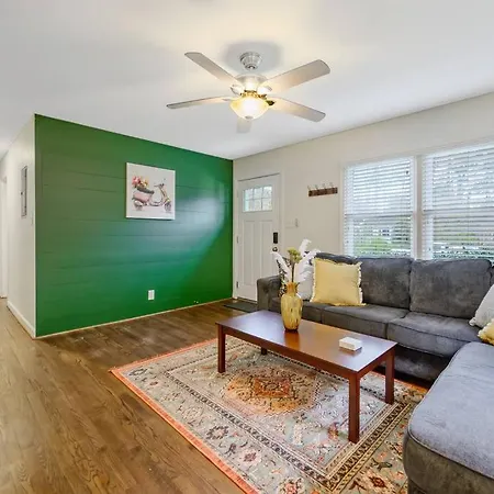 Cozy 3 Bedroom Cottage With Huge Fenced-In Yard